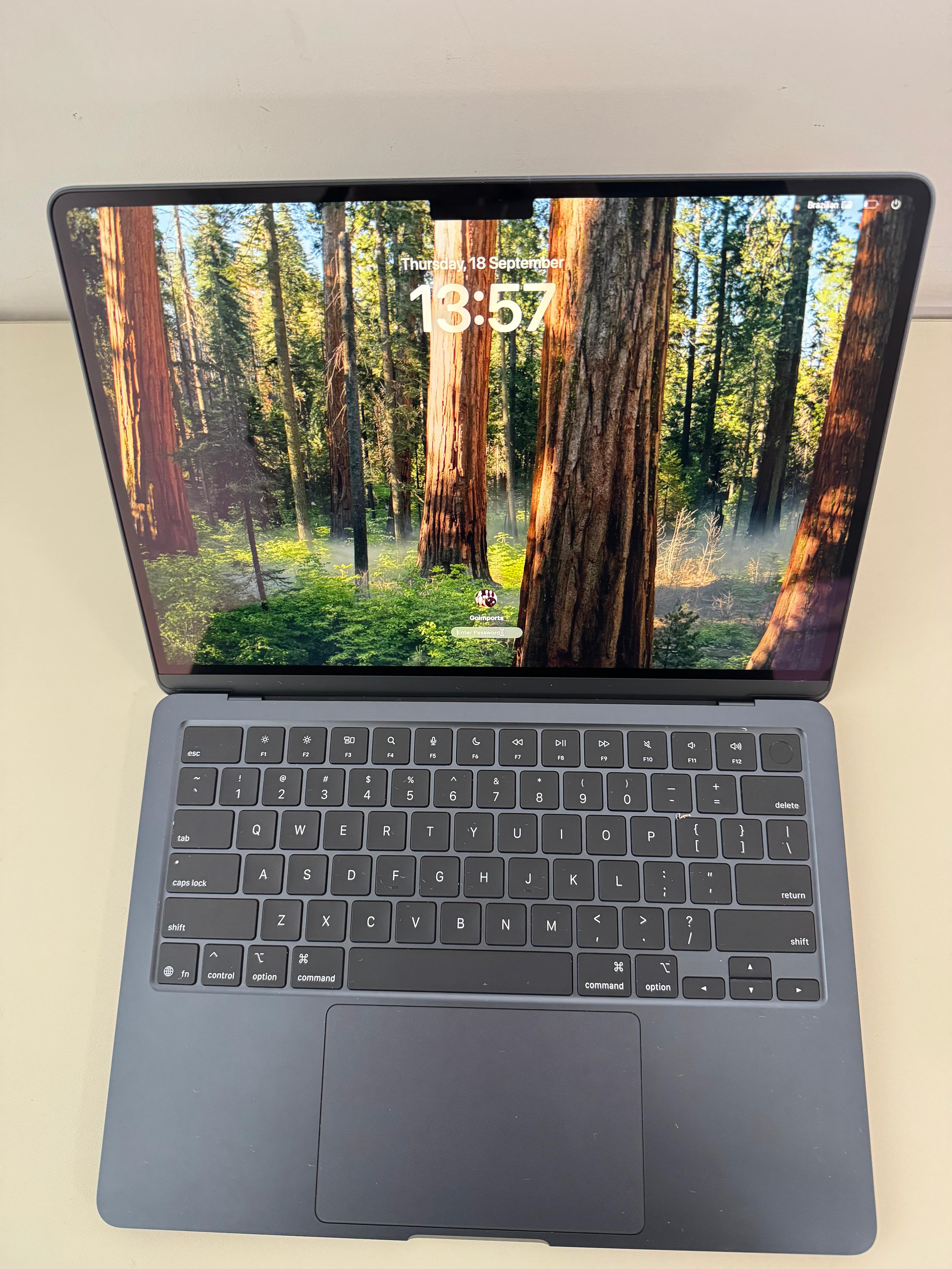MacBook Air 13" (2025) M4 / 16GB / 256GB SSD Meia-noite - Seminovo